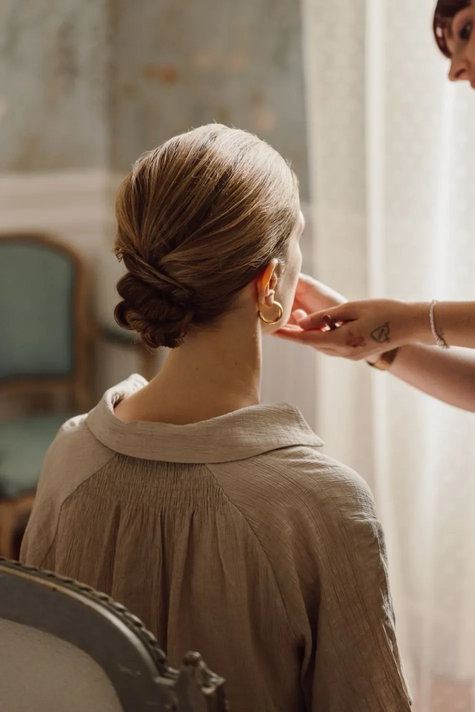 Chignon bas réalisé pour une invitée de mariage