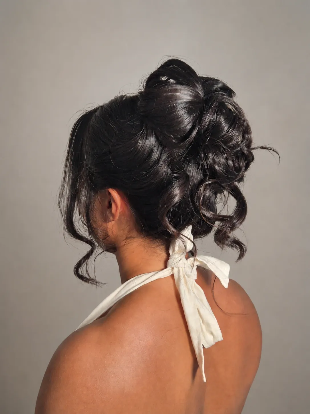 Chignon volumineux noué d'un ruban de soie