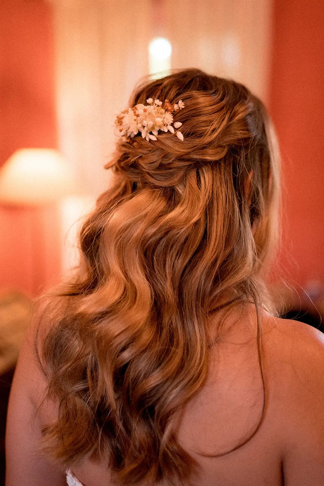 Coiffure de mariée ondulée avec des fleurs dans les cheveux
