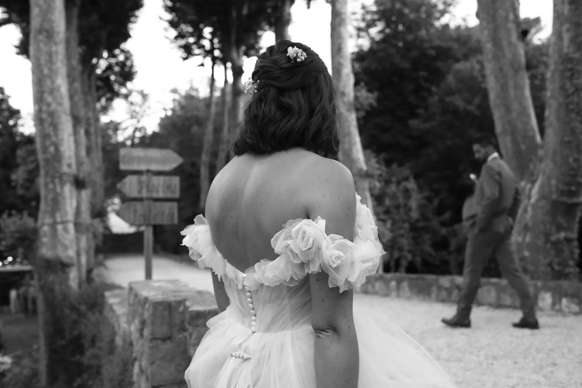 Mariée de dos en extérieur, robe à manches bouffantes