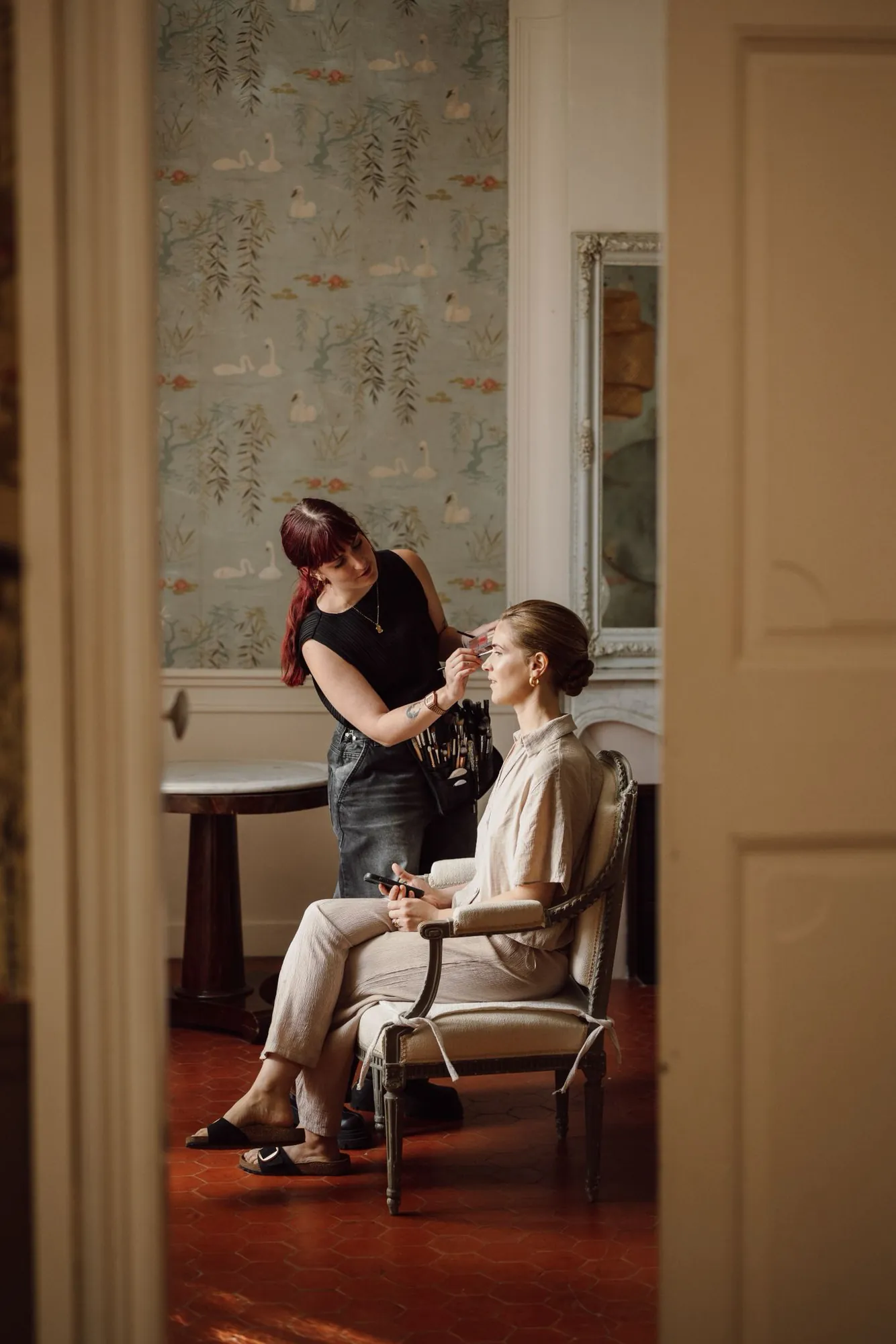 Julia Trombetta au travail dans un salon de château pendant les préparatifs d'un mariage