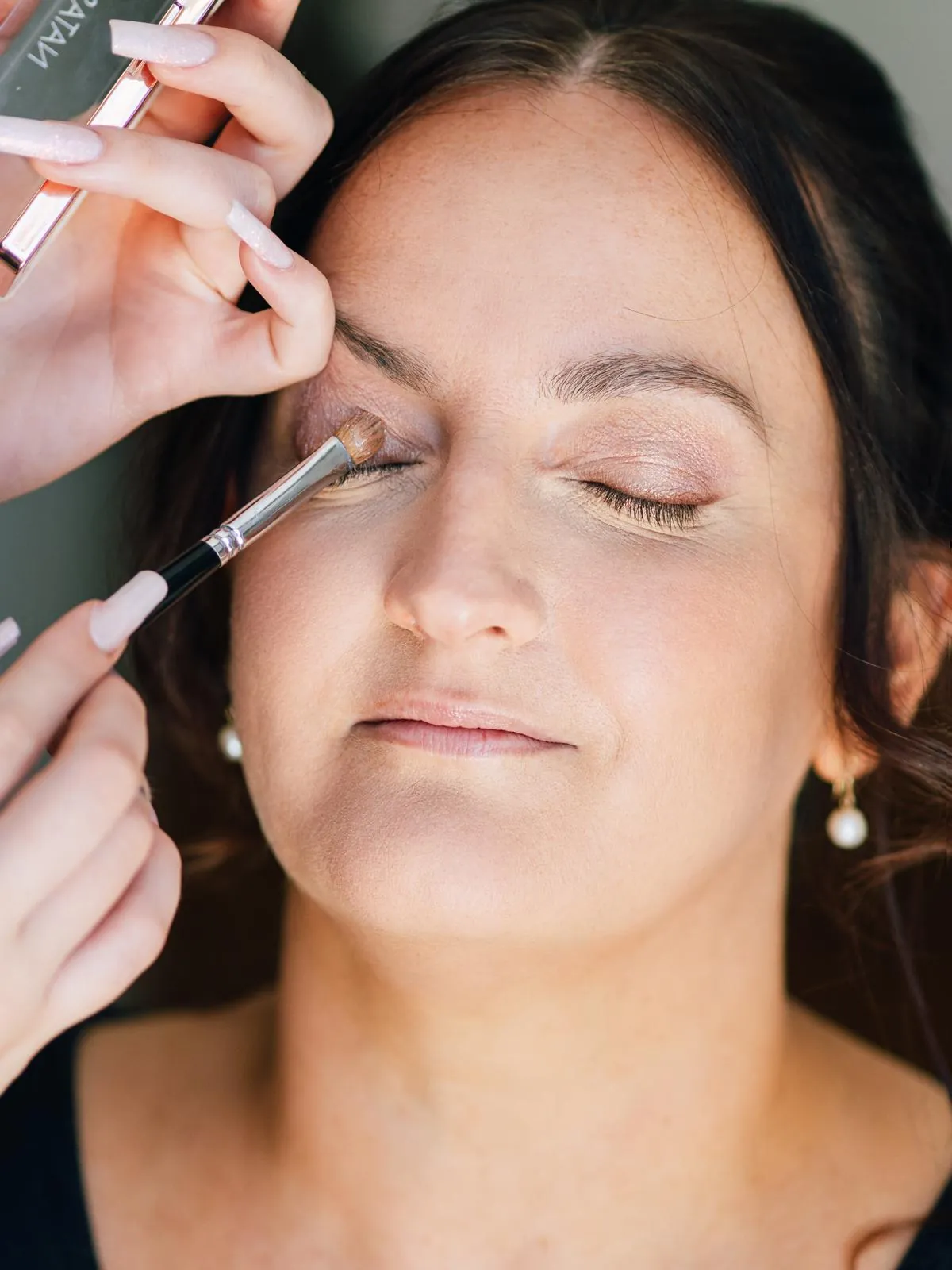 Application du maquillage des yeux sur une mariée