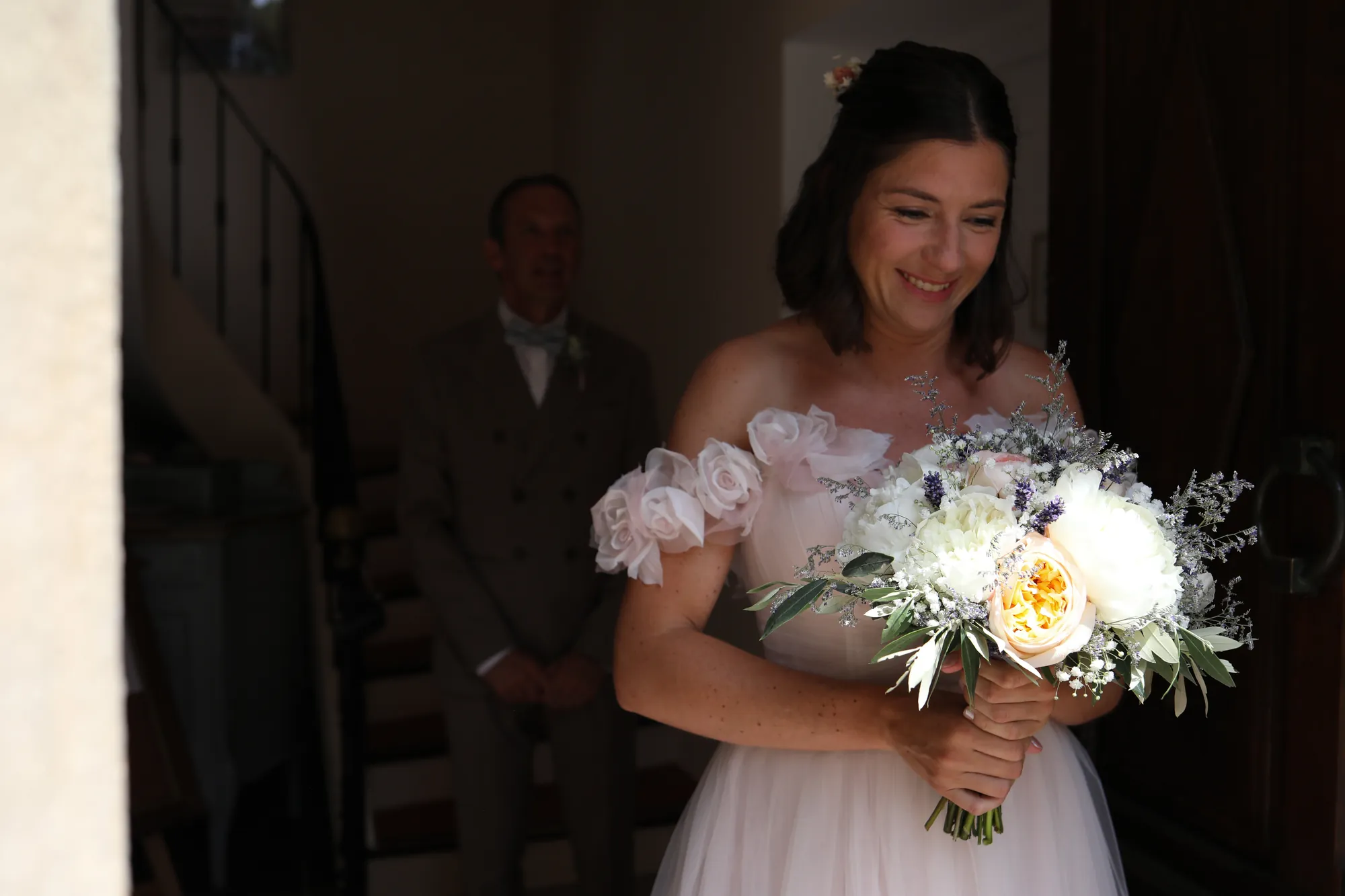 Mariée tenant son bouquet avant la cérémonie