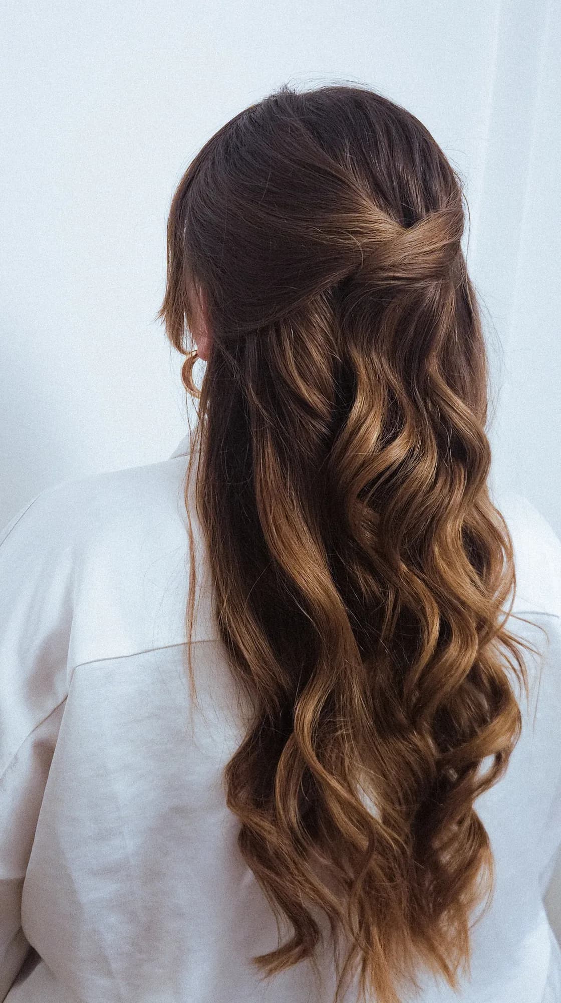 Ondulations longues sur cheveux détachés pour un mariage