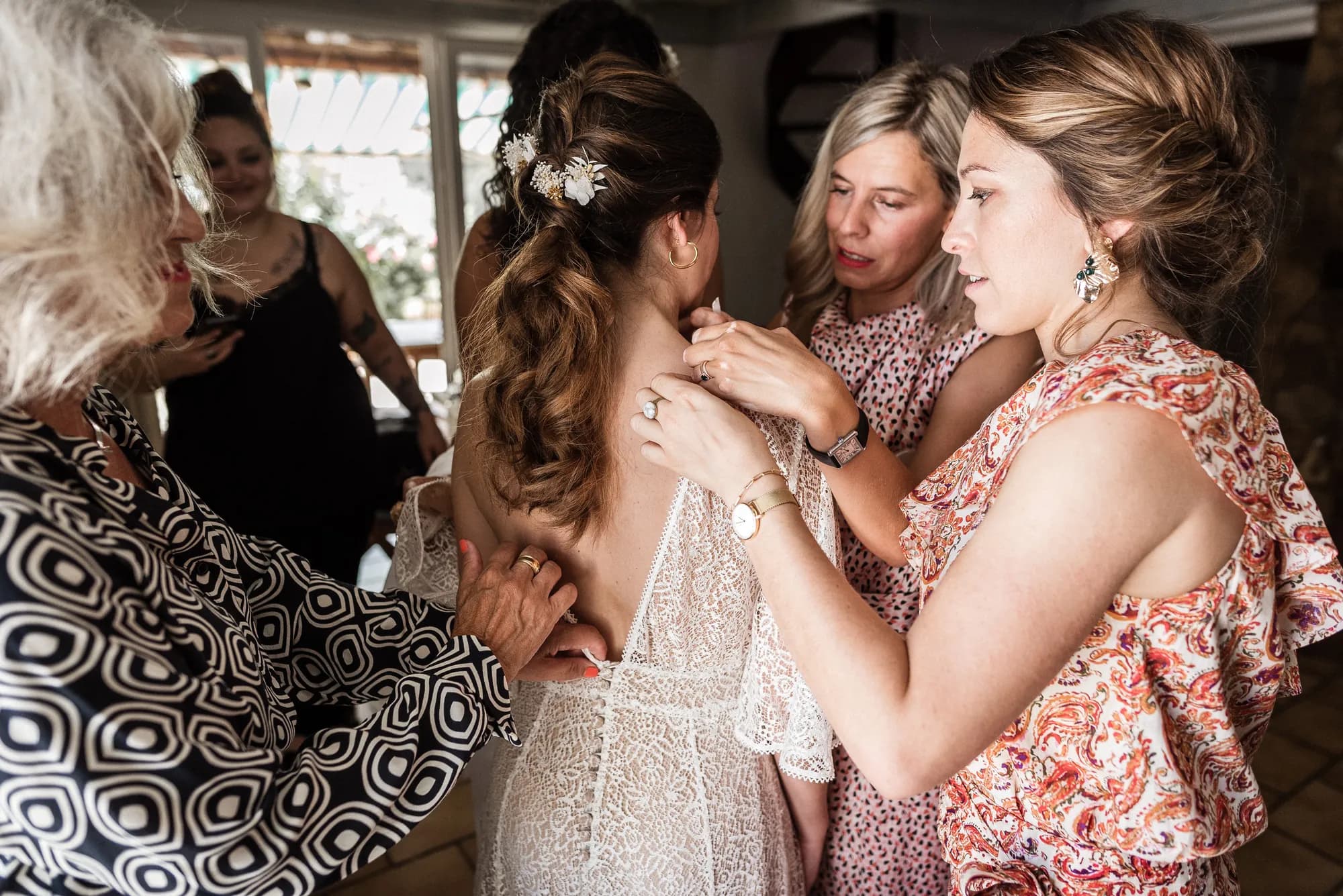 Préparatifs de la mariée entourée de ses témoins