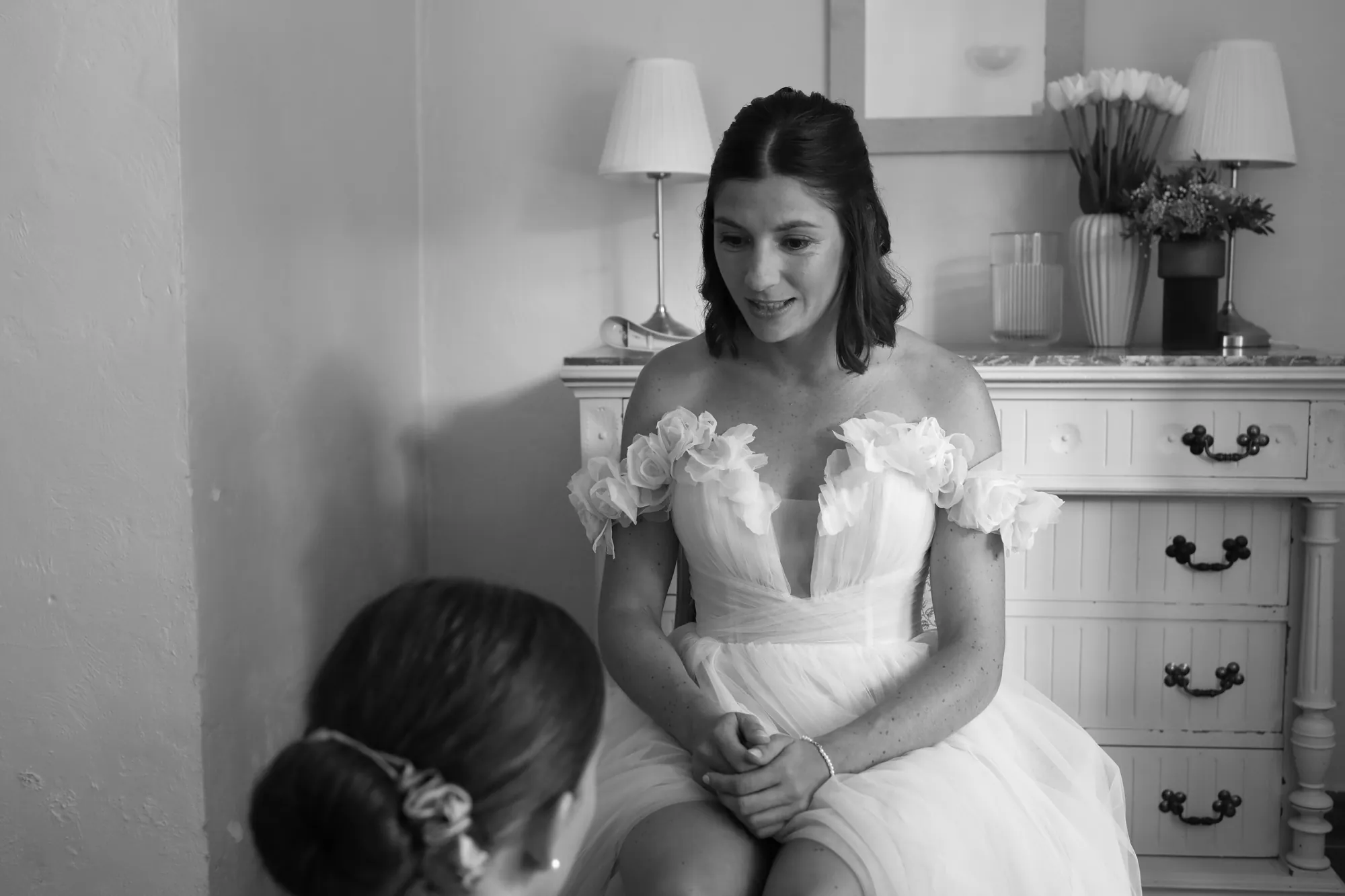 Julia Trombetta coiffant une mariée pendant les préparatifs