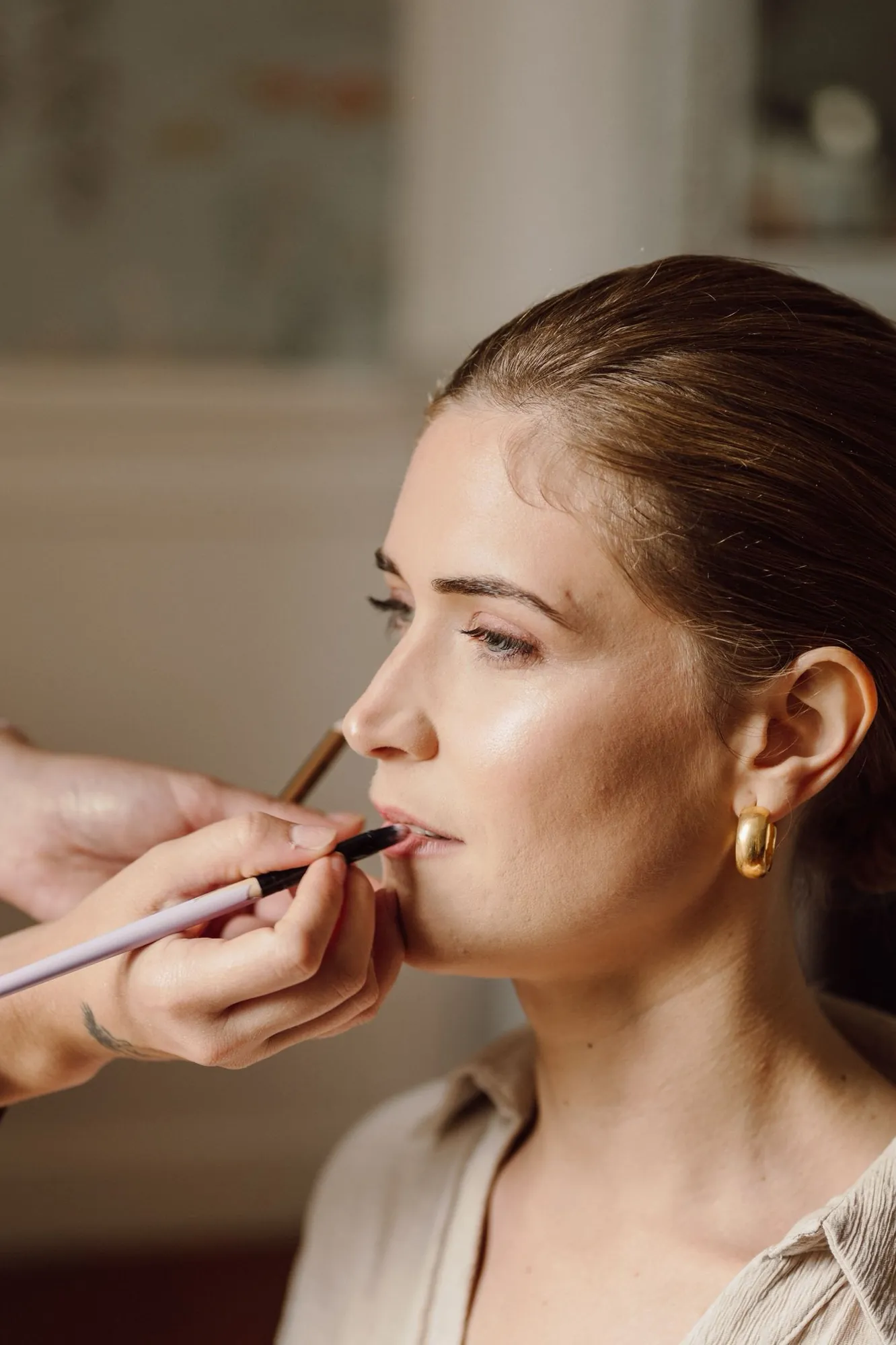 Essai maquillage mariée, application du rouge à lèvres